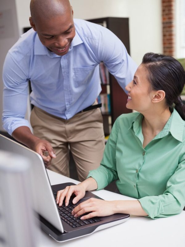 casual-business-team-working-together-desk_13339-203366